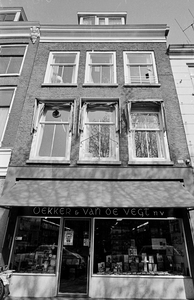 128881 Gezicht op de voorgevel van het huis Oudegracht 206 (Boekhandel Dekker & Van de Vegt N.V.) te Utrecht.